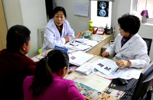 周林芬博士给患者分析病情