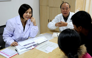 李翠英博士与患者交流